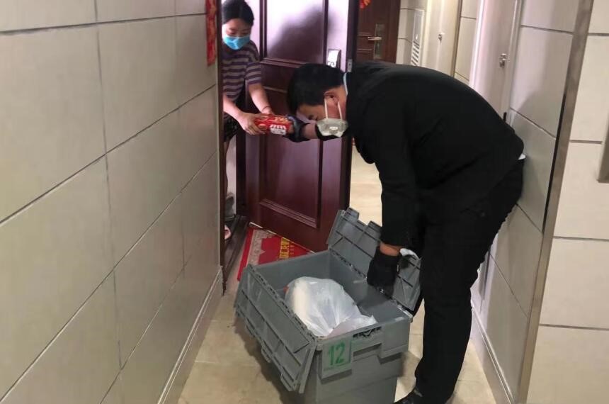 欣汇龙物业温莎花园项目物管处为业主购物并“配送到家”