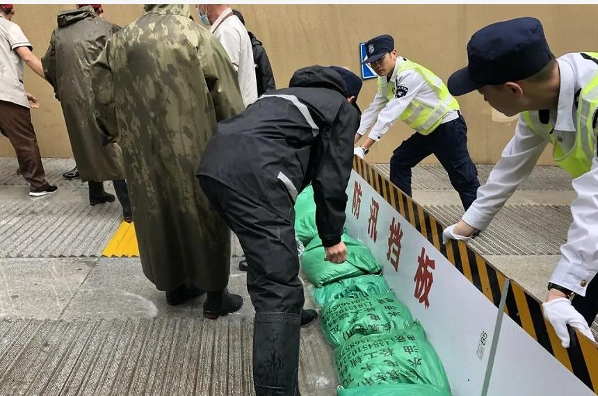 小区的“保护伞”，他们这么做......