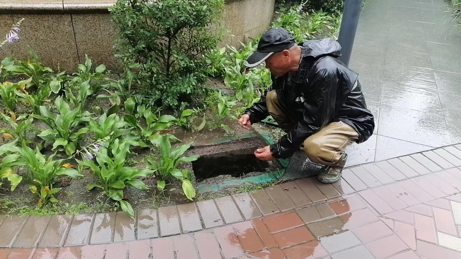 【迎战强降雨】24小时值班、排查倒灌隐患……哈市物企全力筑牢物业小区防内涝安全防线