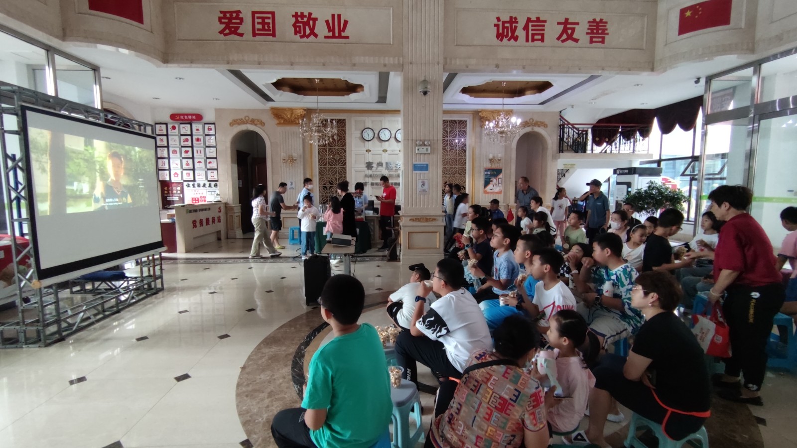 欣汇龙物业 | 露天电影节 美好在汇龙 持续提升业主社区生活幸福度