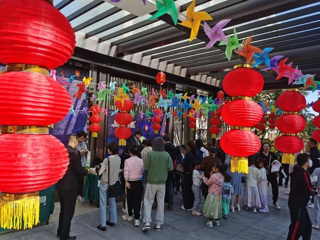 【欣汇龙物业】猜灯谜、品月饼、绘灯笼、拍照打卡...“花式”庆中秋，祝您中秋快乐，美满团圆！