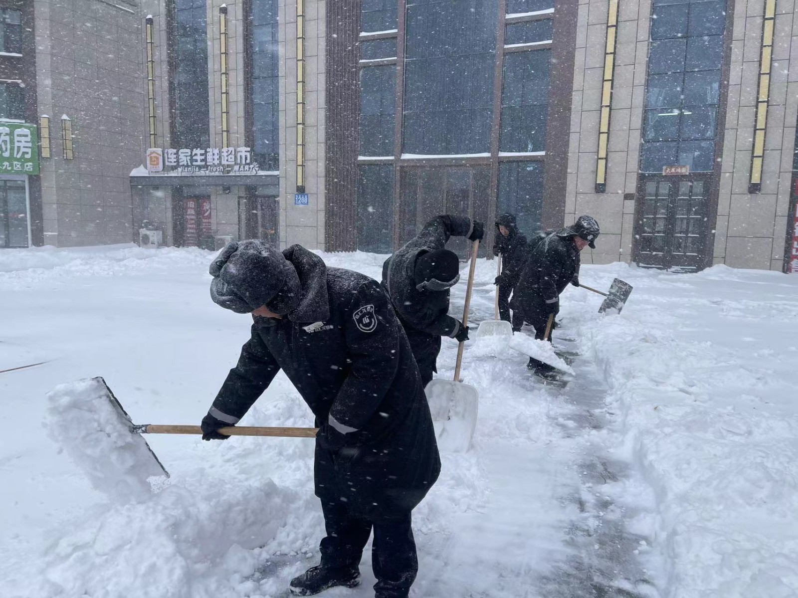 【迎战暴风雪】连续奋战！哈市2万名物业人“人机结合”清冰雪保障居民出行