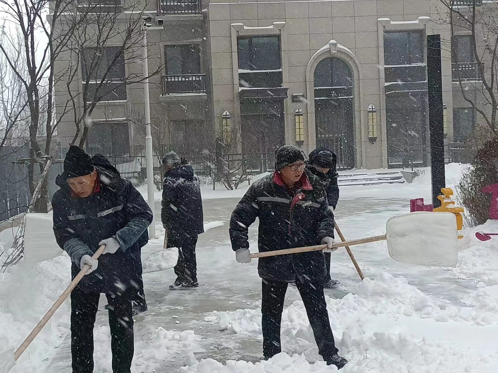 暴雪倾城 龙江物业人披风踏雪共筑防线 | 欣汇龙物业打响防冻、除冰雪攻坚战！