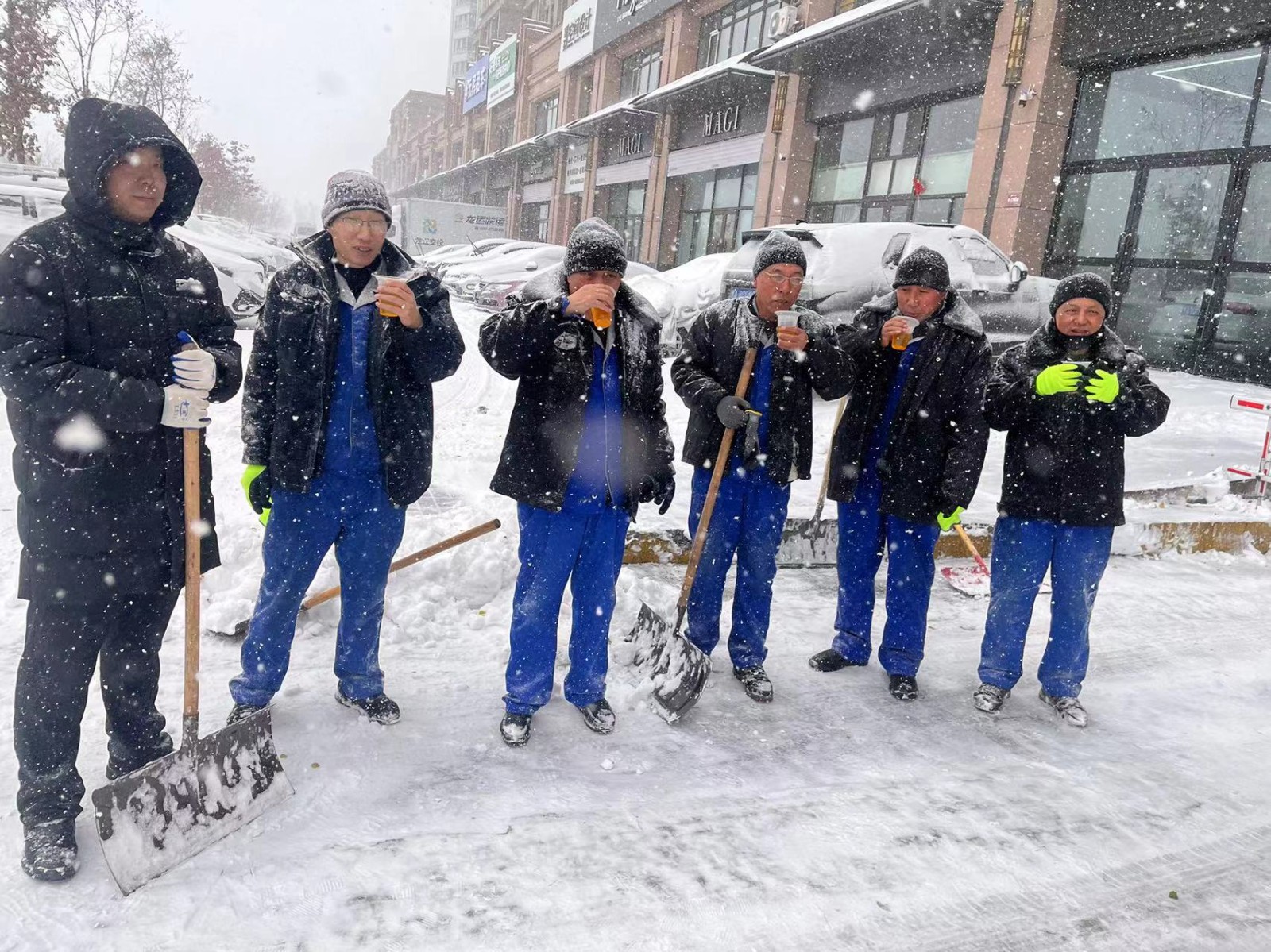 【欣汇龙物业】冰天雪地里，最暖的瞬间都在这里……