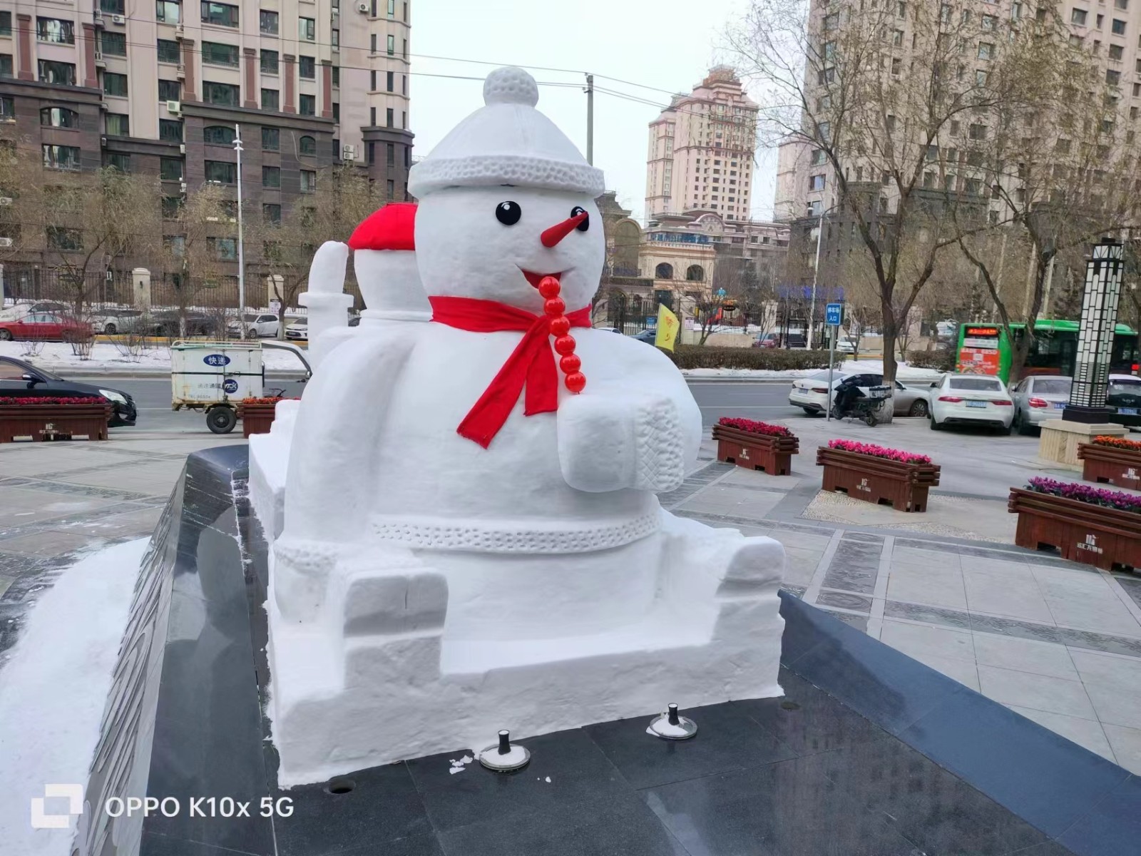 物业自制“大雪人” 居民纷纷来打卡