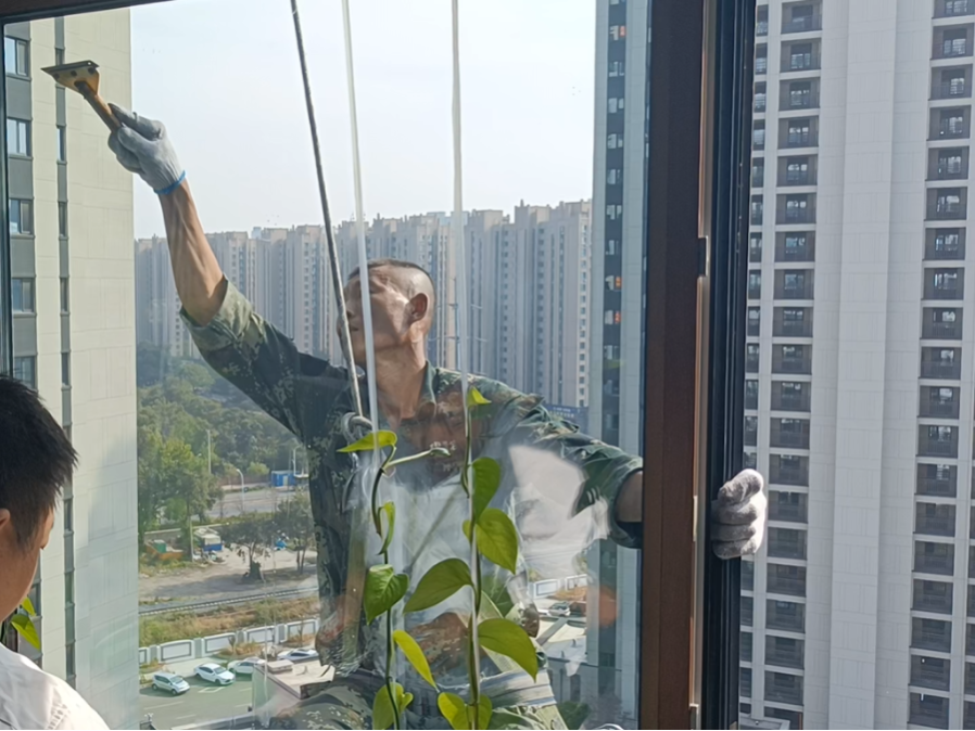 国庆中秋暖家礼！欣汇龙“2025彩虹计划”上线，专业“蜘蛛人”为业主擦亮窗景