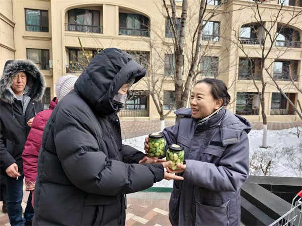 粥暖蒜香年味浓！冰城物业腊八“粥到”送暖沁民心