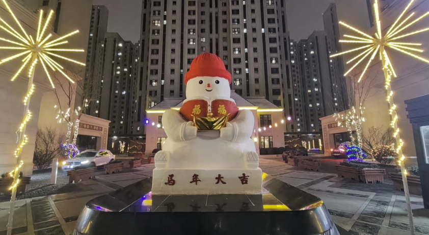 冬日限定！欣汇龙物业打造2.5米高网红大雪人，家门口解锁专属浪漫