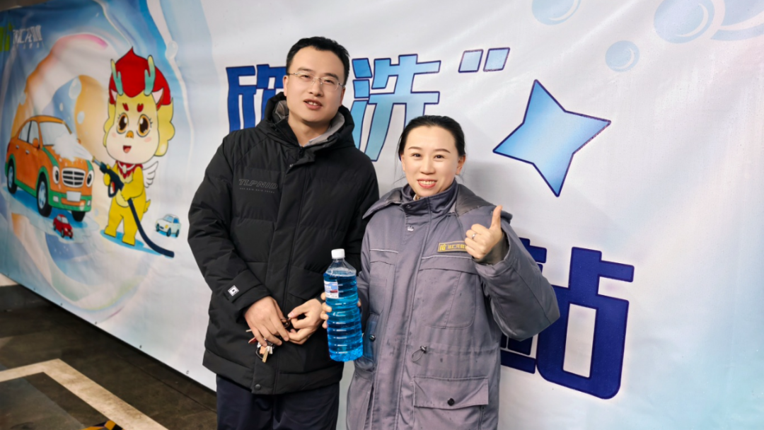 写春联、帮洗车、粘糖人……冰城物企暖心服务让年味直达家门口