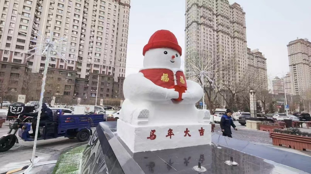 专属浪漫！“网红大雪人”搬到“家门口”