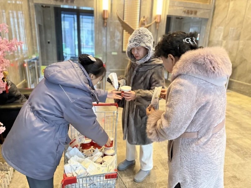 暖粥蒜香年味浓！冰城物业腊八“粥到”送暖沁民心